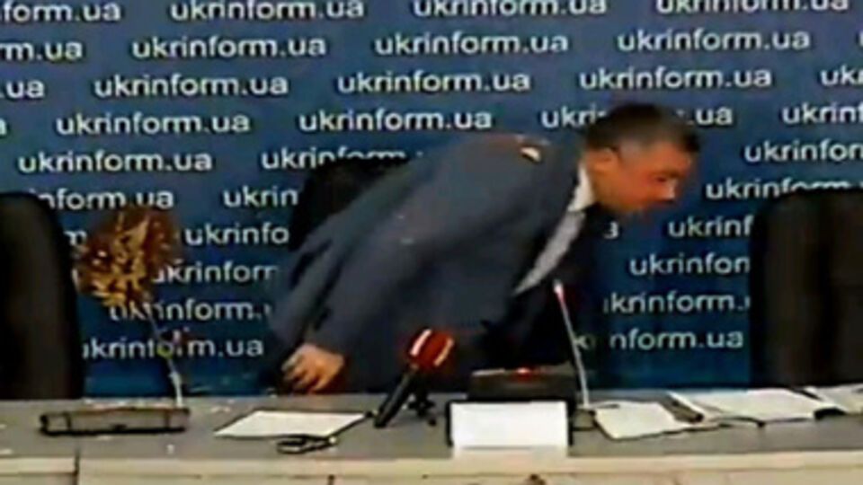 Махницкий увернулся от торта