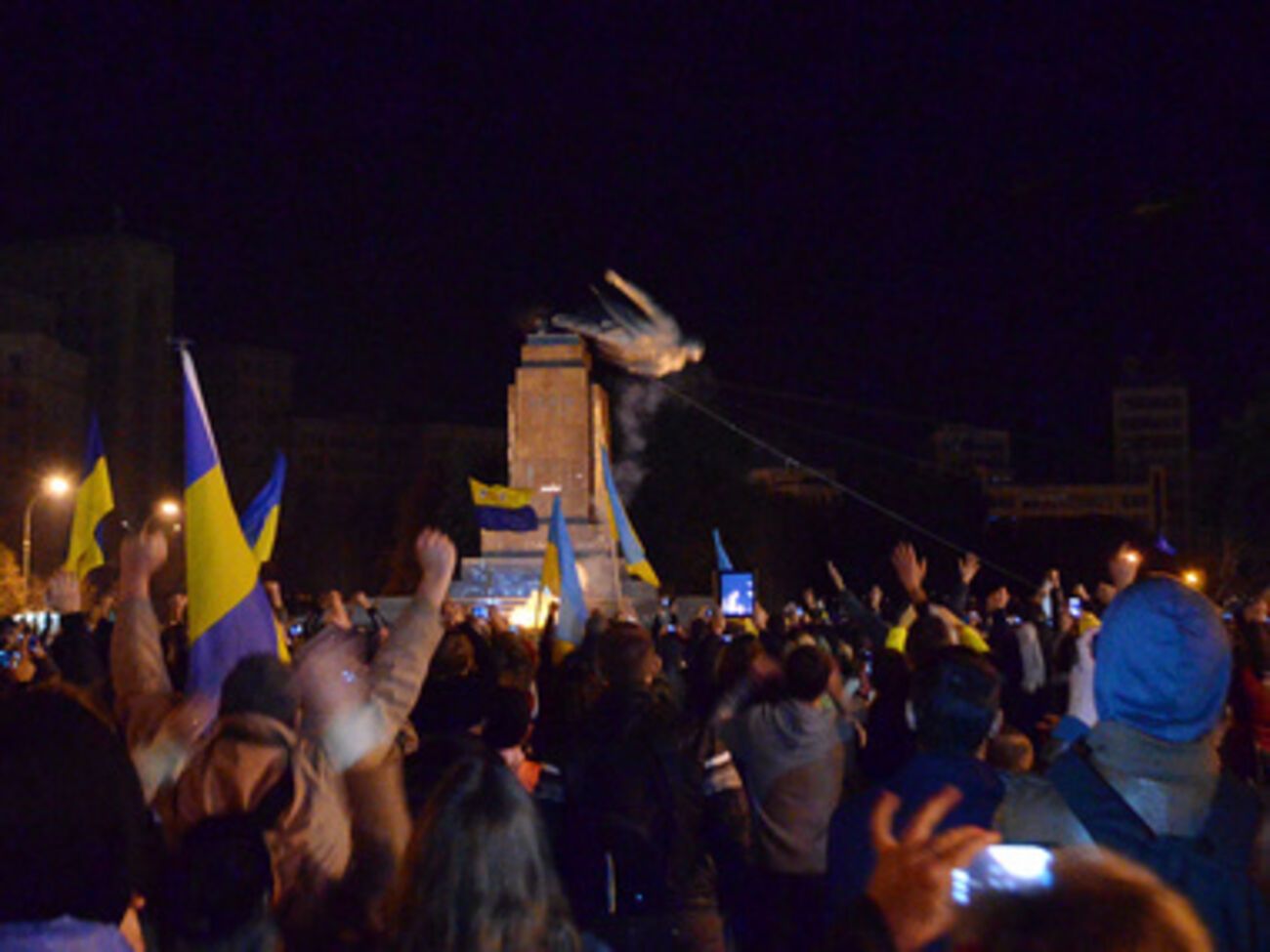 Момент сноса памятника в Харькове