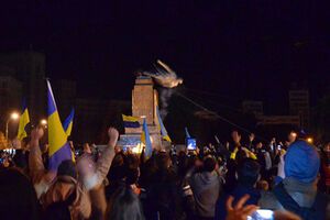 Момент сноса памятника в Харькове