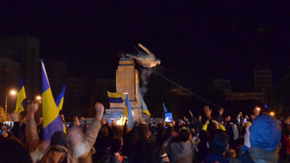 Момент сноса памятника в Харькове