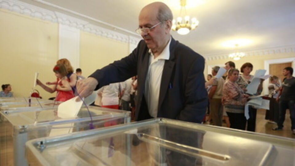 "За что проголосуют 30% избирателей, которые еще не определились? За жизнь по-новому или былую стабильность? Или все-таки предпочтут остаться дома в день голосования?"