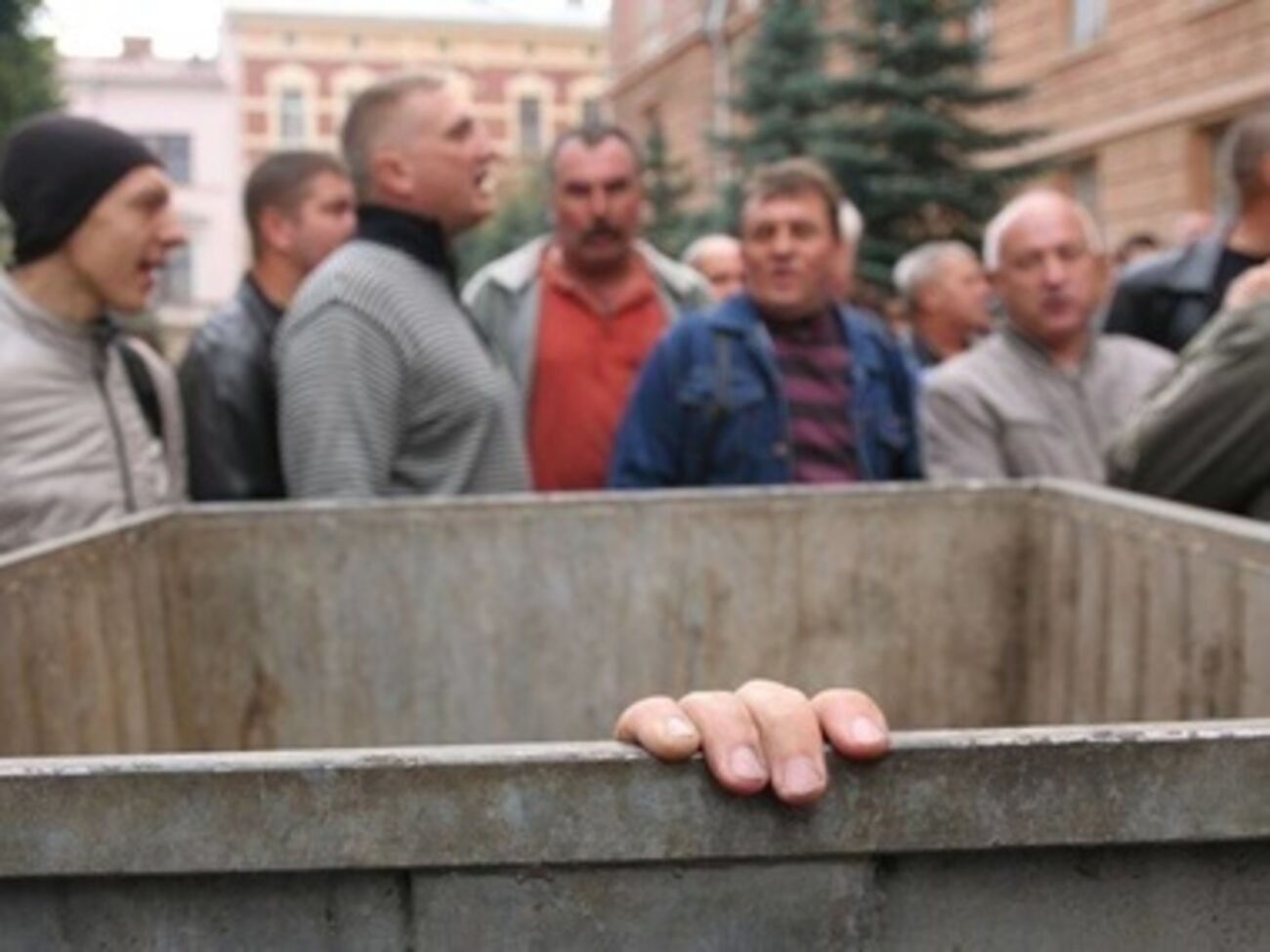 "Давайте ответим честно: весь этот парад мусорных контейнеров приближает нас к Барселоне с Марселем? Или к Бишкеку с Душанбе?"