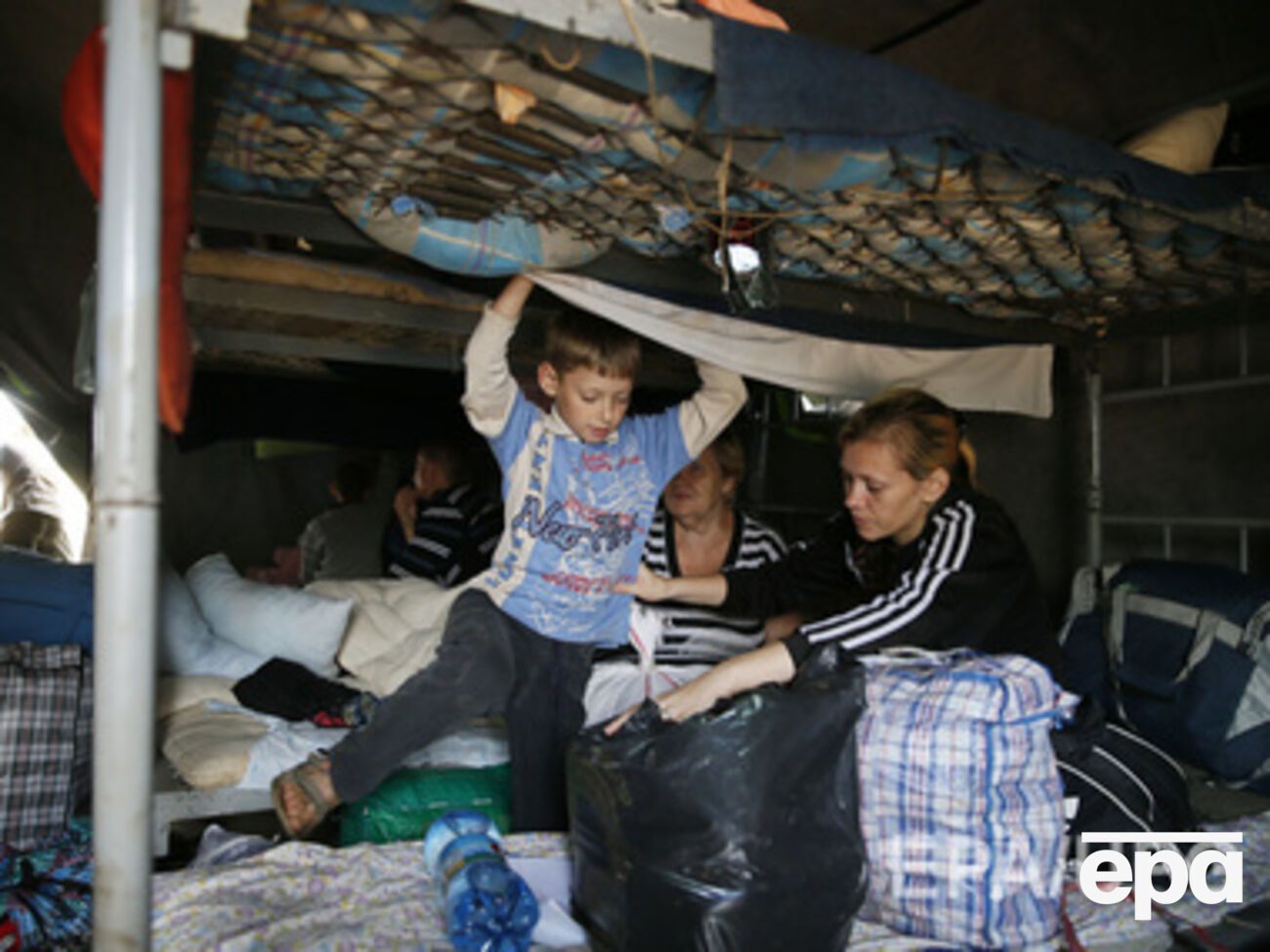 Переселенцам в первую очередь помогают простые люди