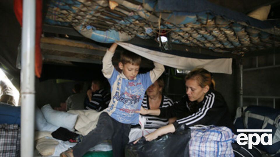 Переселенцам в первую очередь помогают простые люди