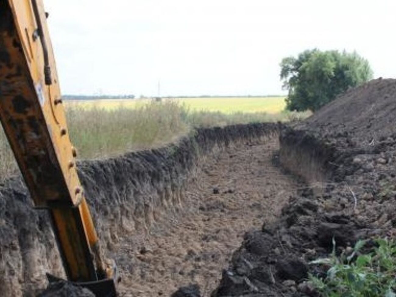 Возведение укреплений на границе продолжается