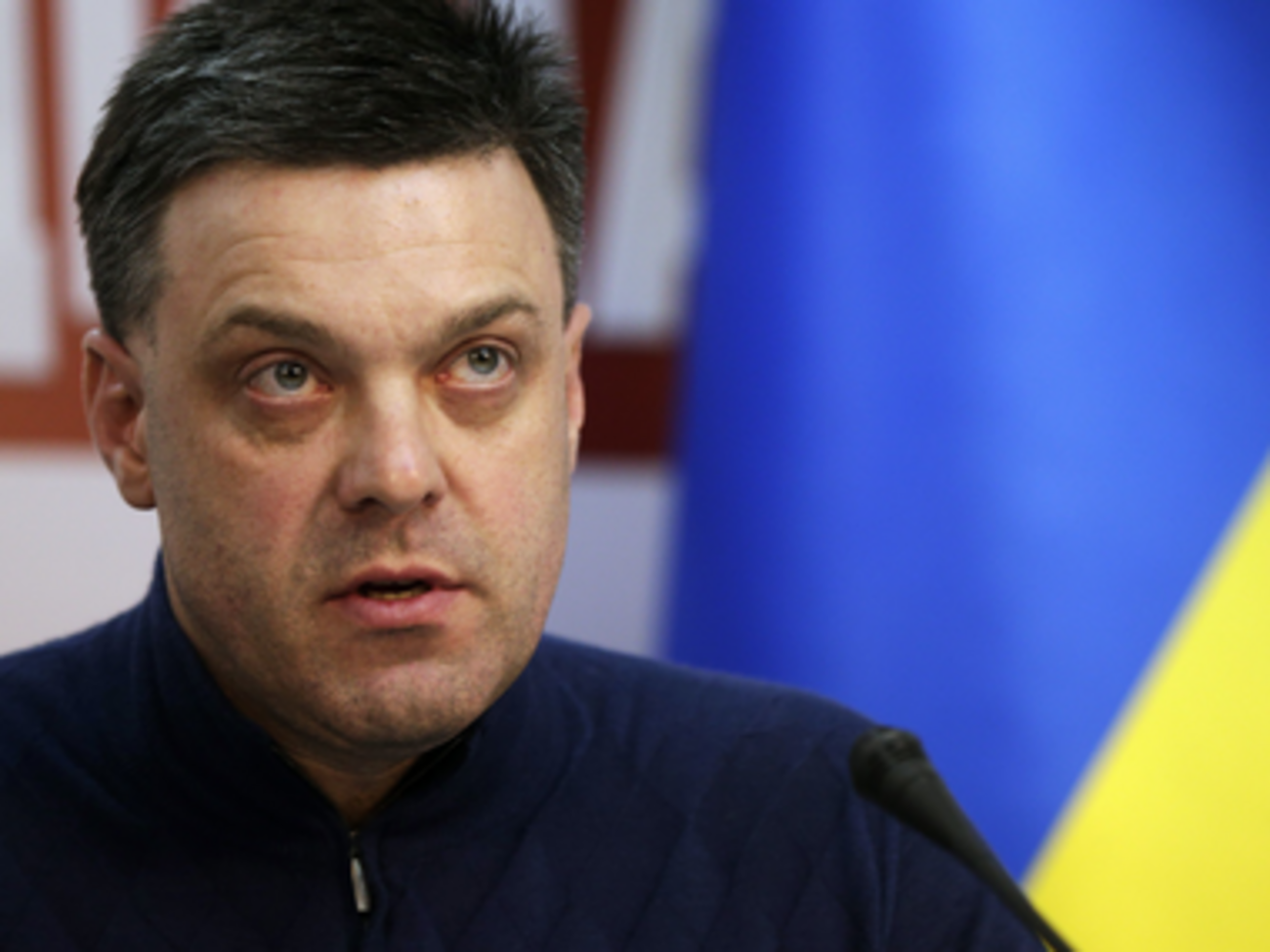 По мнению Тягнибока, политиков и чиновников бросают в мусорные баки из-за промедления с принятием закона о люстрации