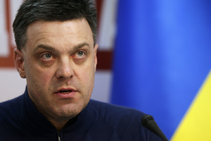 По мнению Тягнибока, политиков и чиновников бросают в мусорные баки из-за промедления с принятием закона о люстрации