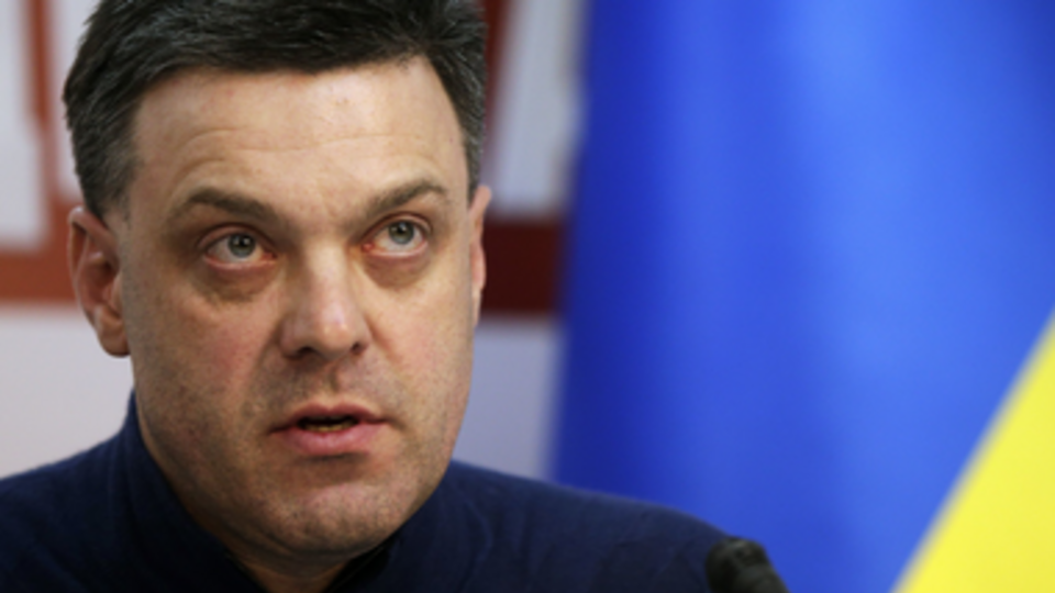 По мнению Тягнибока, политиков и чиновников бросают в мусорные баки из-за промедления с принятием закона о люстрации