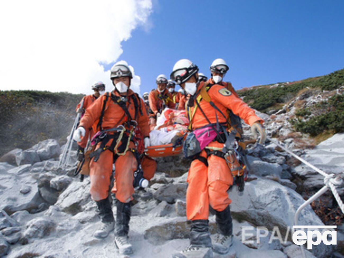 Скопление в воздухе токсичных газов и вероятность очередного извержения затрудняют спасательные работы
