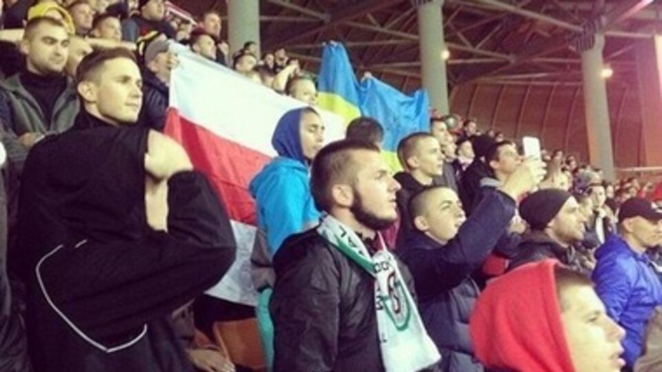 Украинские и белорусские фанаты объединились на стадионе в Борисове
