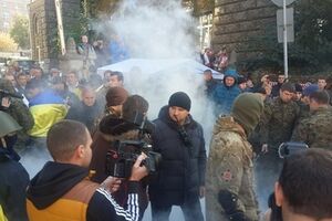 В центре Киева вновь разожгли костры из шин