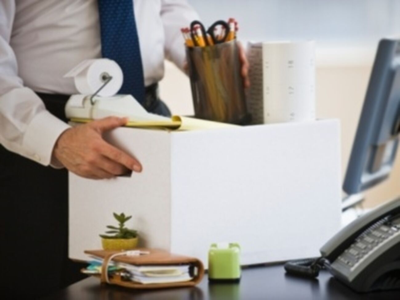 В марте служба занятости проводила мониторинг на 2000 предприятий, сотрудники которых находились под риском увольнения