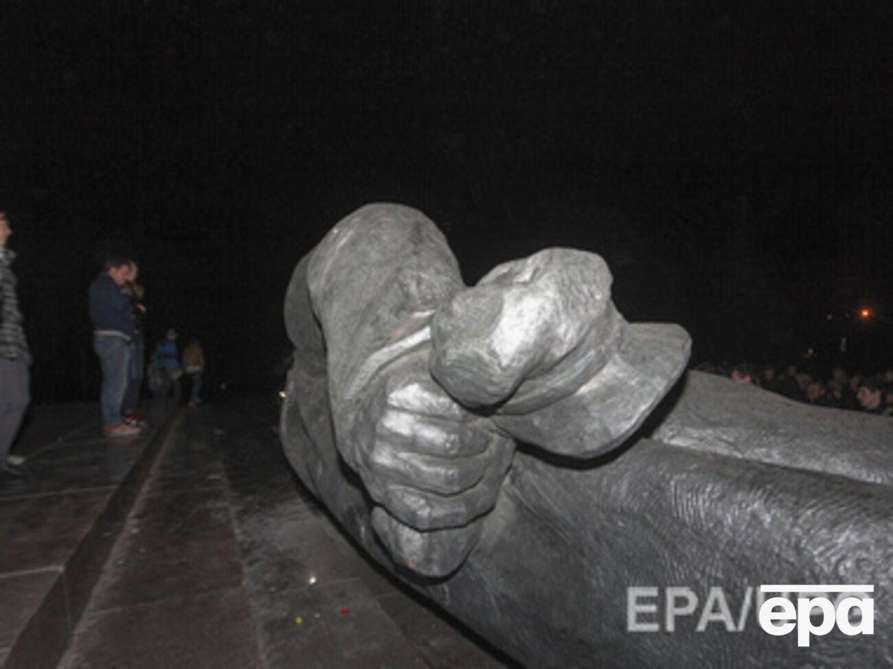 Памятники советским вождям падают по всей Украине