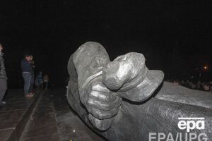 Памятники советским вождям падают по всей Украине