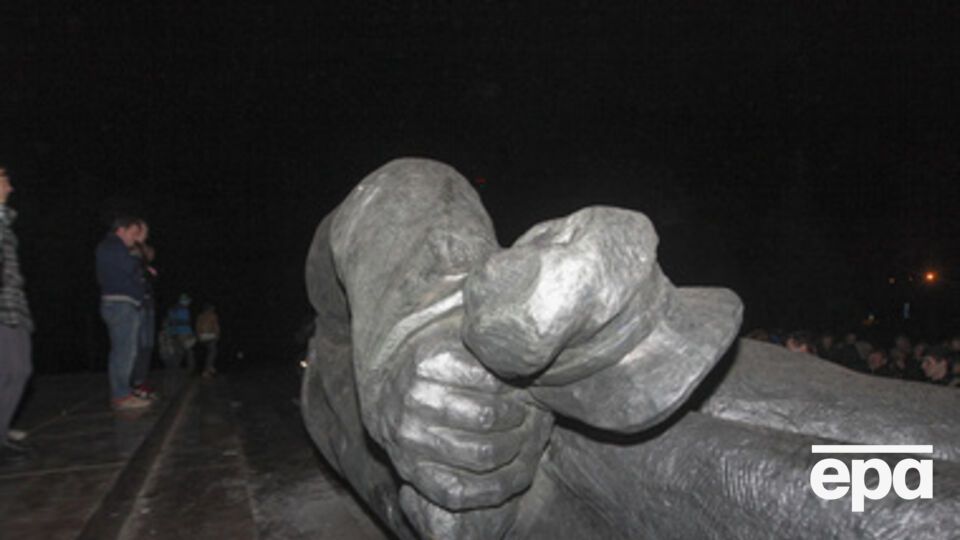 Памятники советским вождям падают по всей Украине