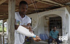 Украинских миротворцев нужно выводить из Либерии из-за Эболы, считает Анатолий Гриценко