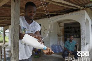 Украинских миротворцев нужно выводить из Либерии из-за Эболы, считает Анатолий Гриценко