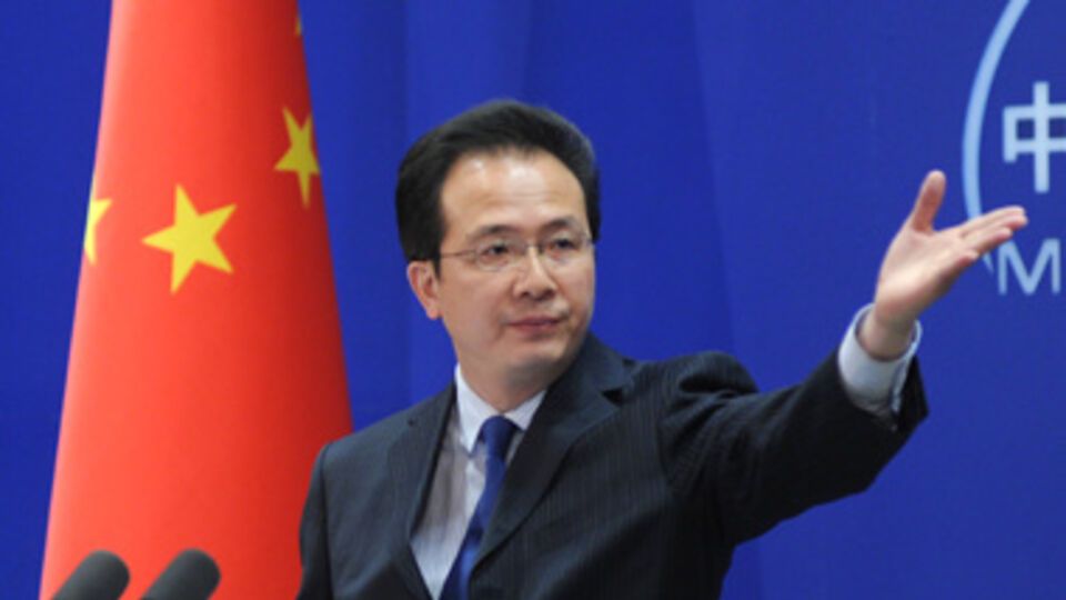 Хун Лэй призвал американских законодателей не внушать демонстрантам "ложные идеи"