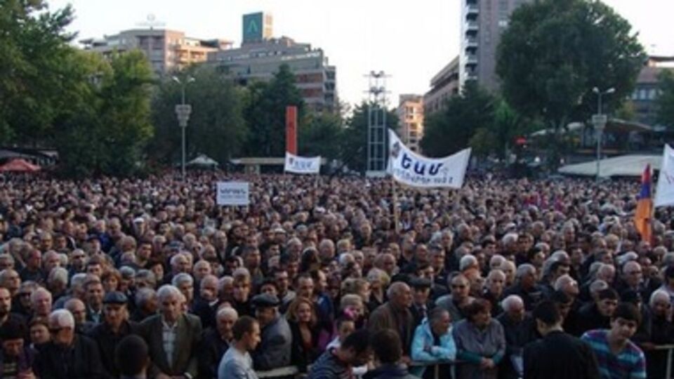 Собравшиеся скандировали --- "Свободная независимая Армения", "Сержик, уходи!", "Борьба, борьба до конца!"