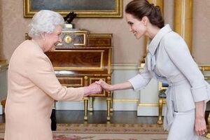 Елизавета ІІ титуловала Джоли за ее борьбу с сексуальным насилием