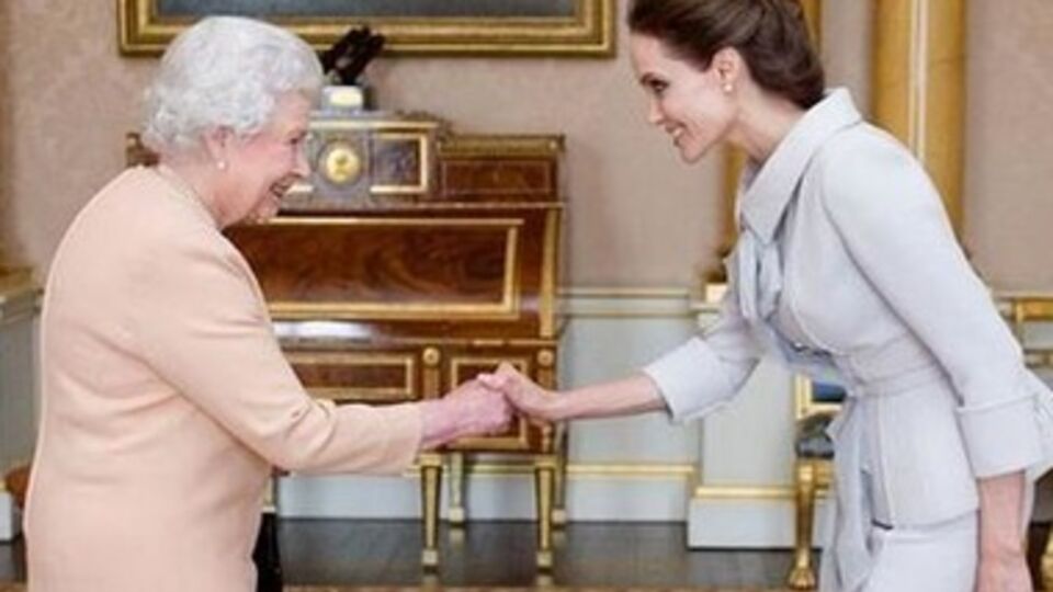 Елизавета ІІ титуловала Джоли за ее борьбу с сексуальным насилием