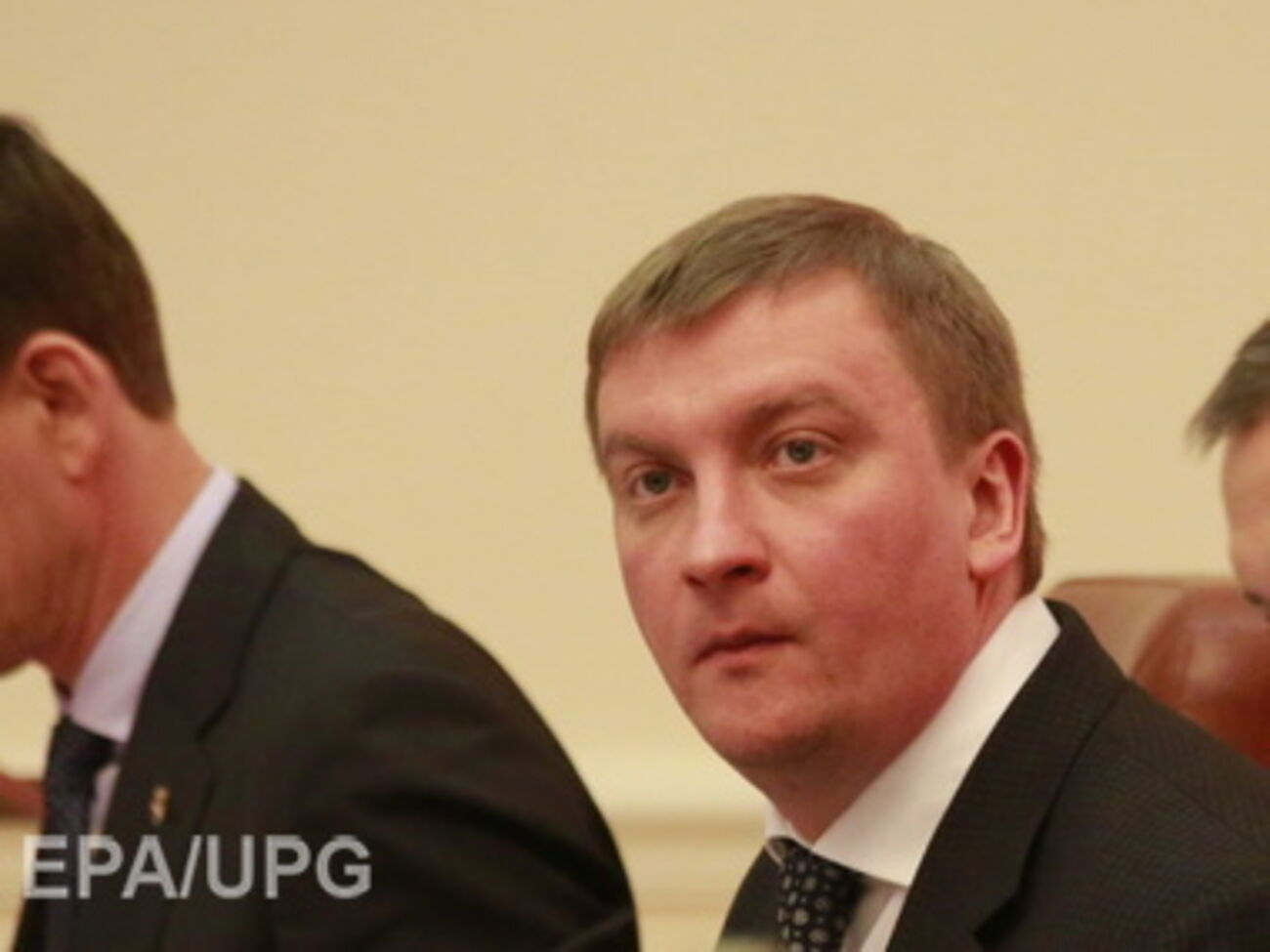 Петренко готов испробовать люстрацию на себе