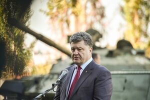 Порошенко поблагодарил коллектив завода за работу над укреплением обороноспособности Украины
