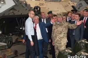 Арсений Яценюк: Вы здесь, в тылу, делаете большое дело, одевая в броню наших солдат