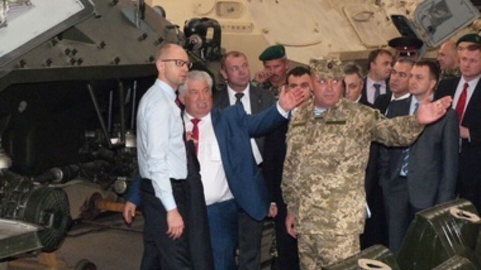 Арсений Яценюк: Вы здесь, в тылу, делаете большое дело, одевая в броню наших солдат