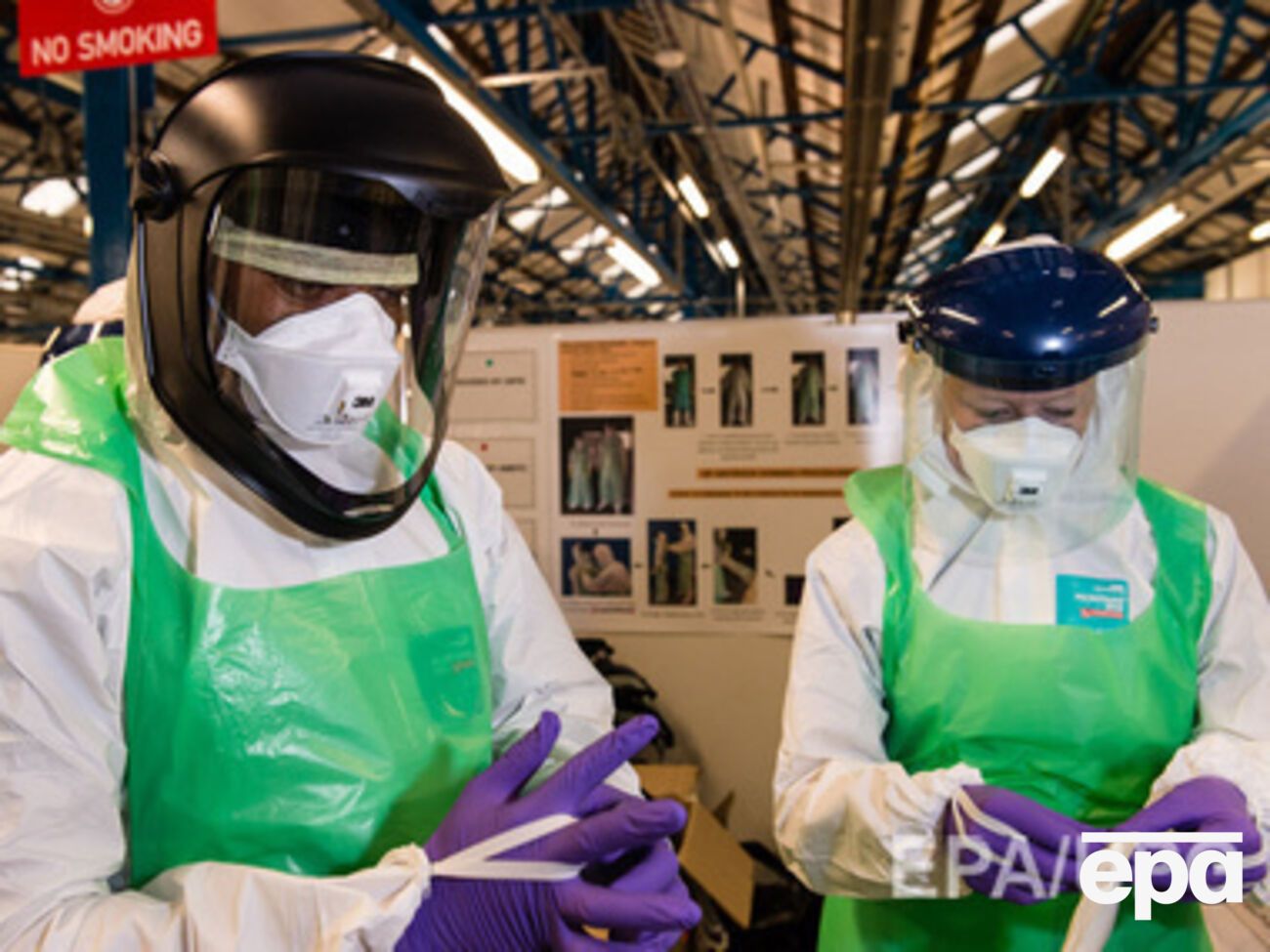 В Великобритании тренируются бороться с вирусом Эбола