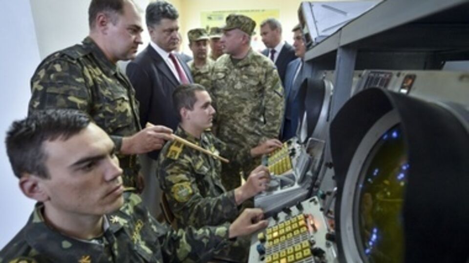 Порошенко пообещал господдержку модернизации Военно-воздушных сил