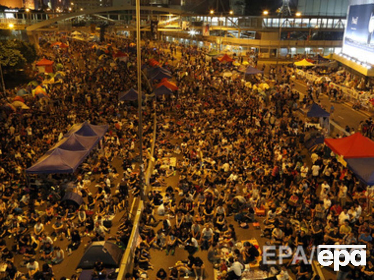 Люди продолжают проводить "сидячие демонстрации", блокируя движение в центре города