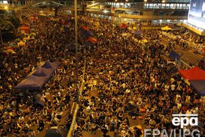 Люди продолжают проводить "сидячие демонстрации", блокируя движение в центре города