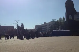 По мнению митингующих, Захарченко совершил предательство, когда подписал минские договоренности