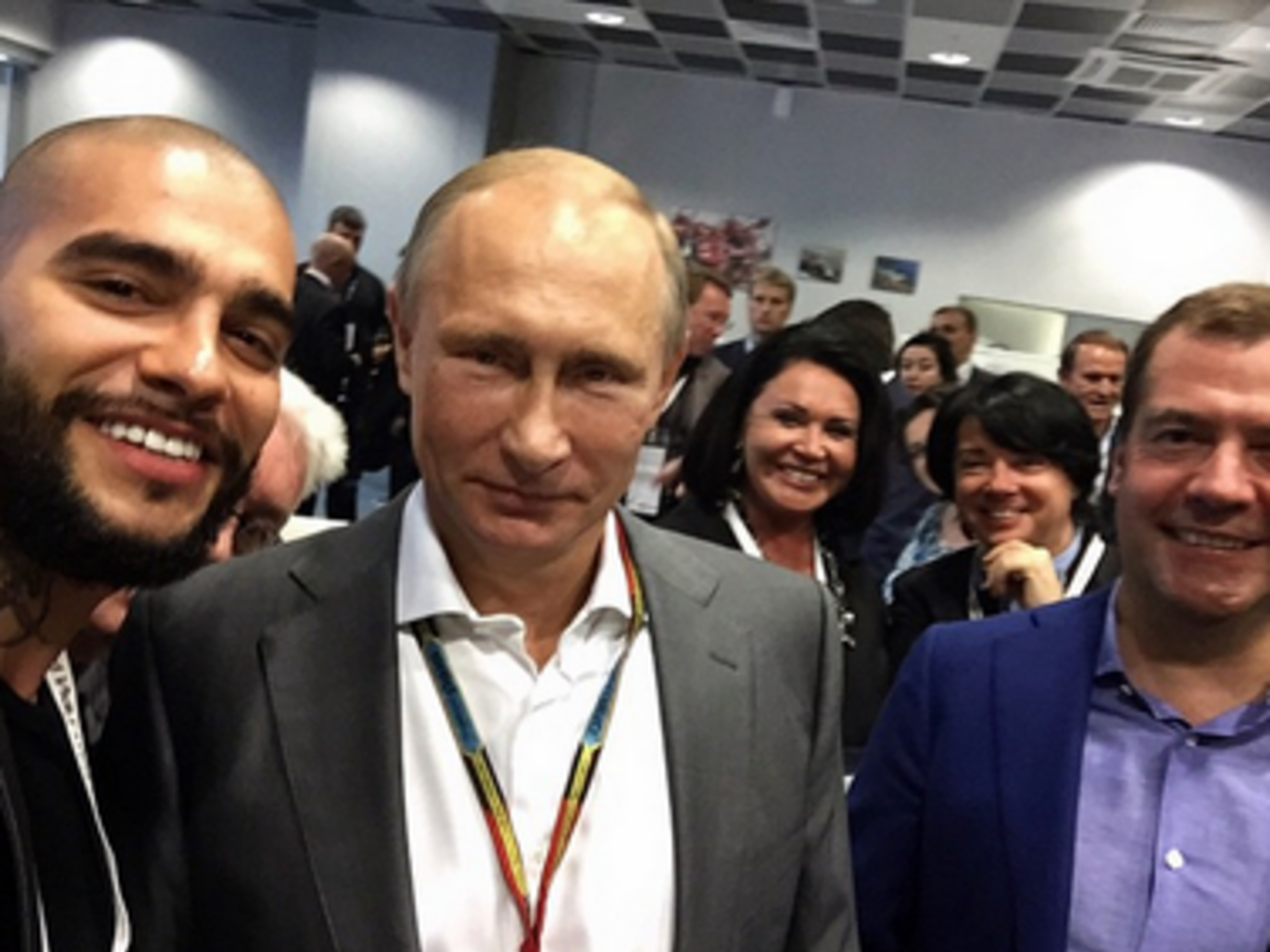 Медведчук на заднем плане, за Валентином Юдашкиным