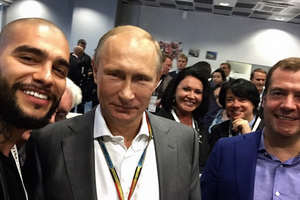 Медведчук на заднем плане, за Валентином Юдашкиным