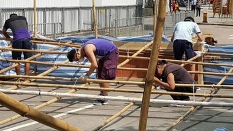 Студенты обещают не покидать центр города, пока их требования не выполнят