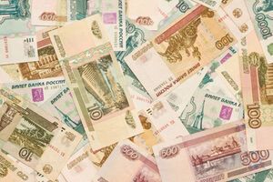 Мировые цены на нефть продолжают падать, Центробанку не удается удержать курс рубля