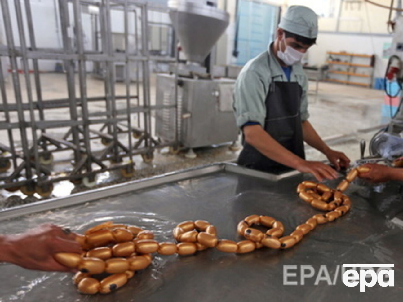 Вслед за мясом в Крыму дорожает колбаса