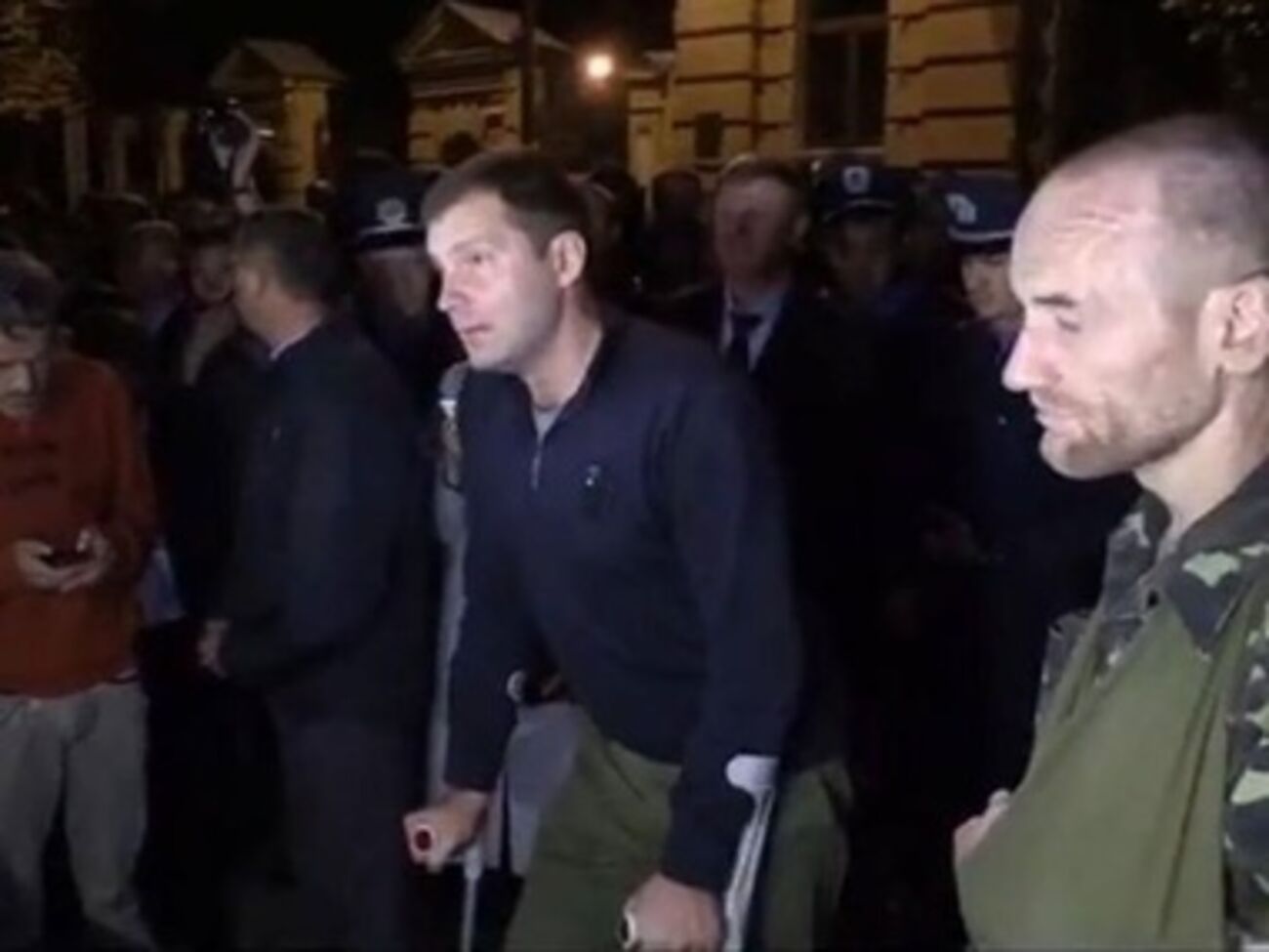 Раненые ветераны просят срочников прекратить митинг