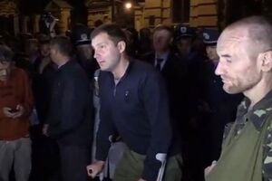 Раненые ветераны просят срочников прекратить митинг