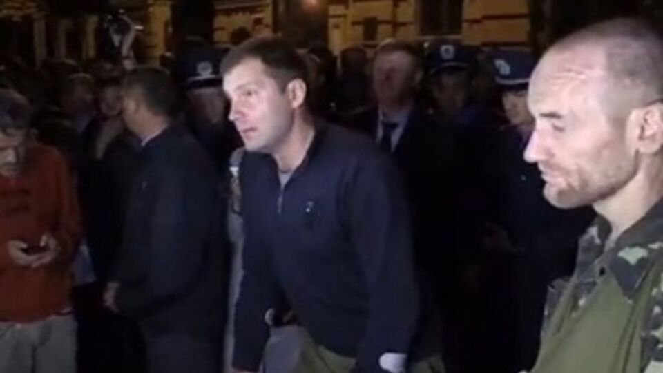 Раненые ветераны просят срочников прекратить митинг