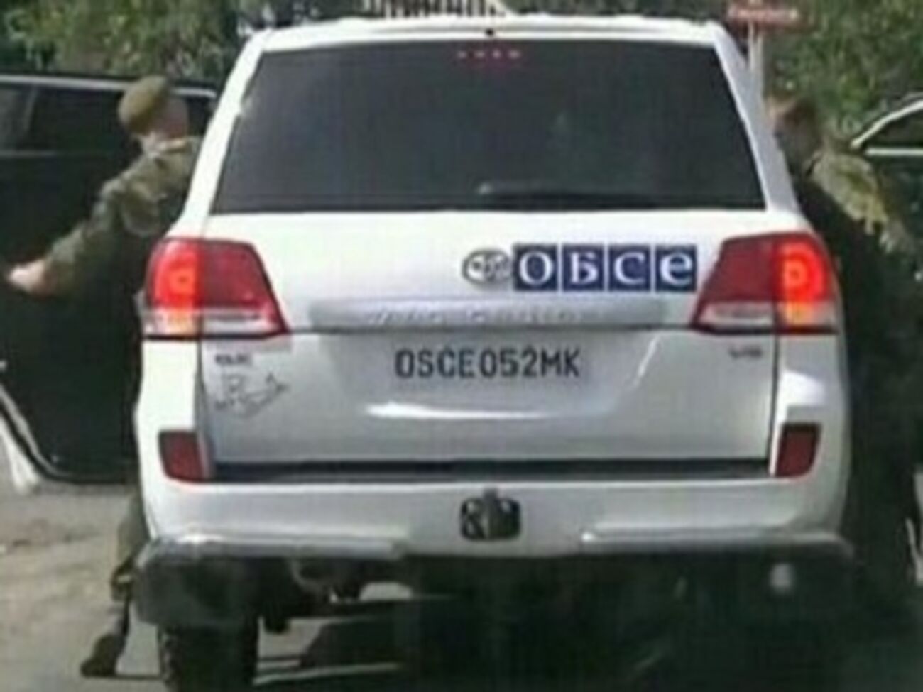 Российские военные передвигаются на автомобилях с обозначением "ОБСЕ"