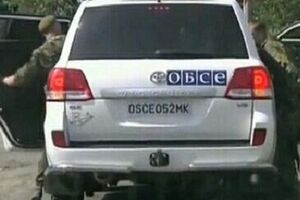 Российские военные передвигаются на автомобилях с обозначением "ОБСЕ"