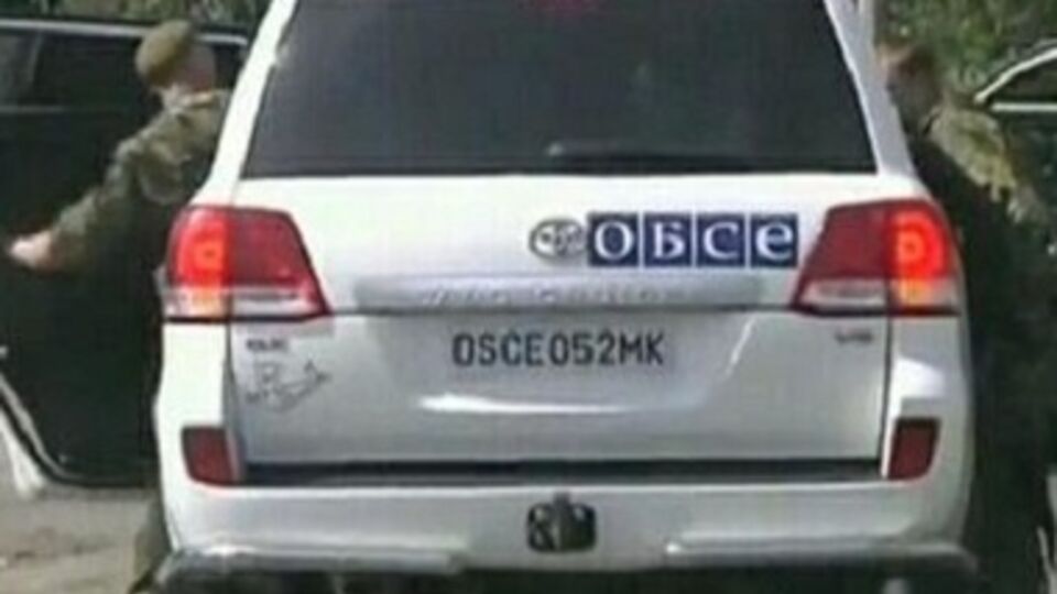 Российские военные передвигаются на автомобилях с обозначением "ОБСЕ"