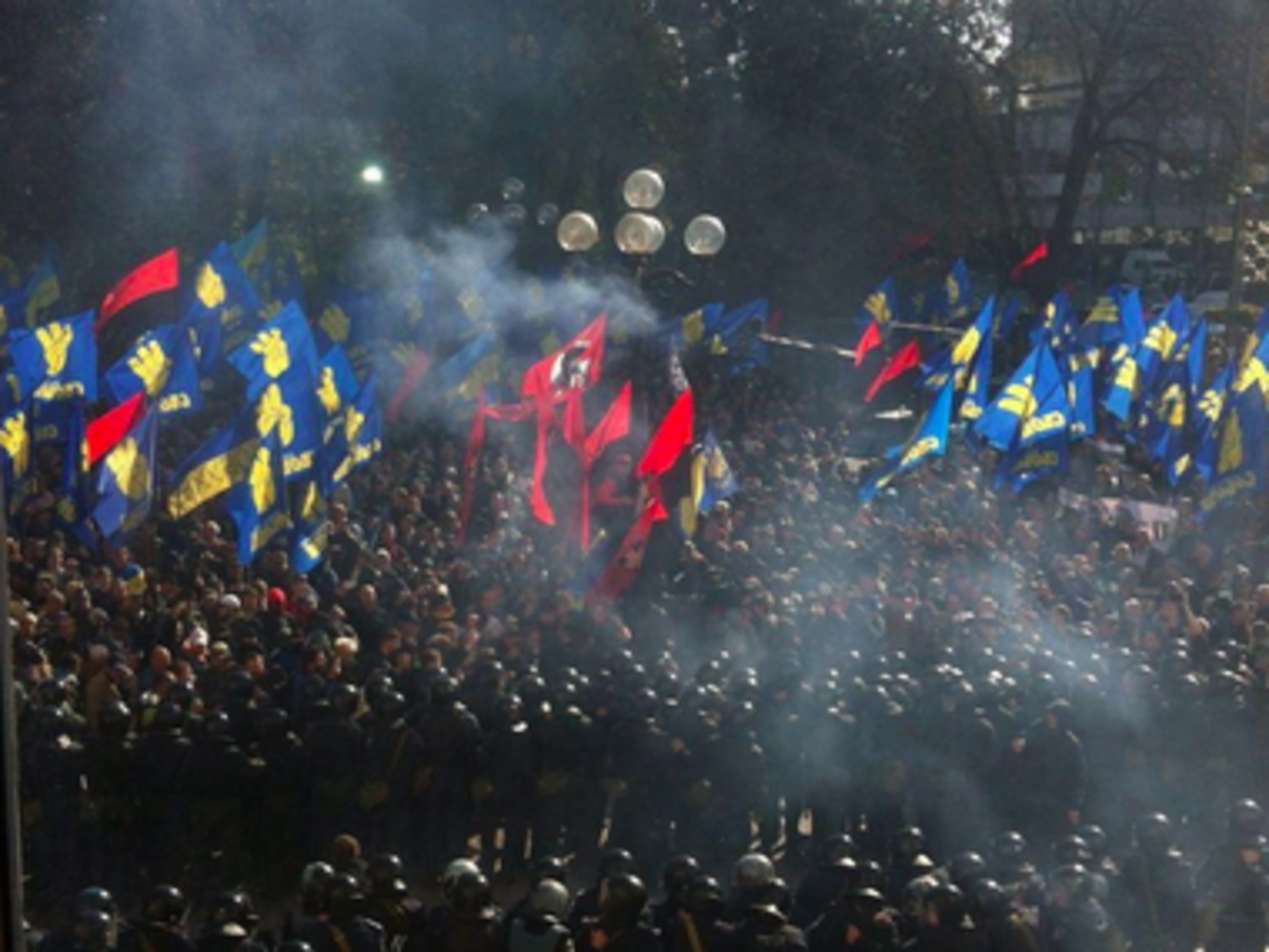 Под Верховной Радой начались столкновения