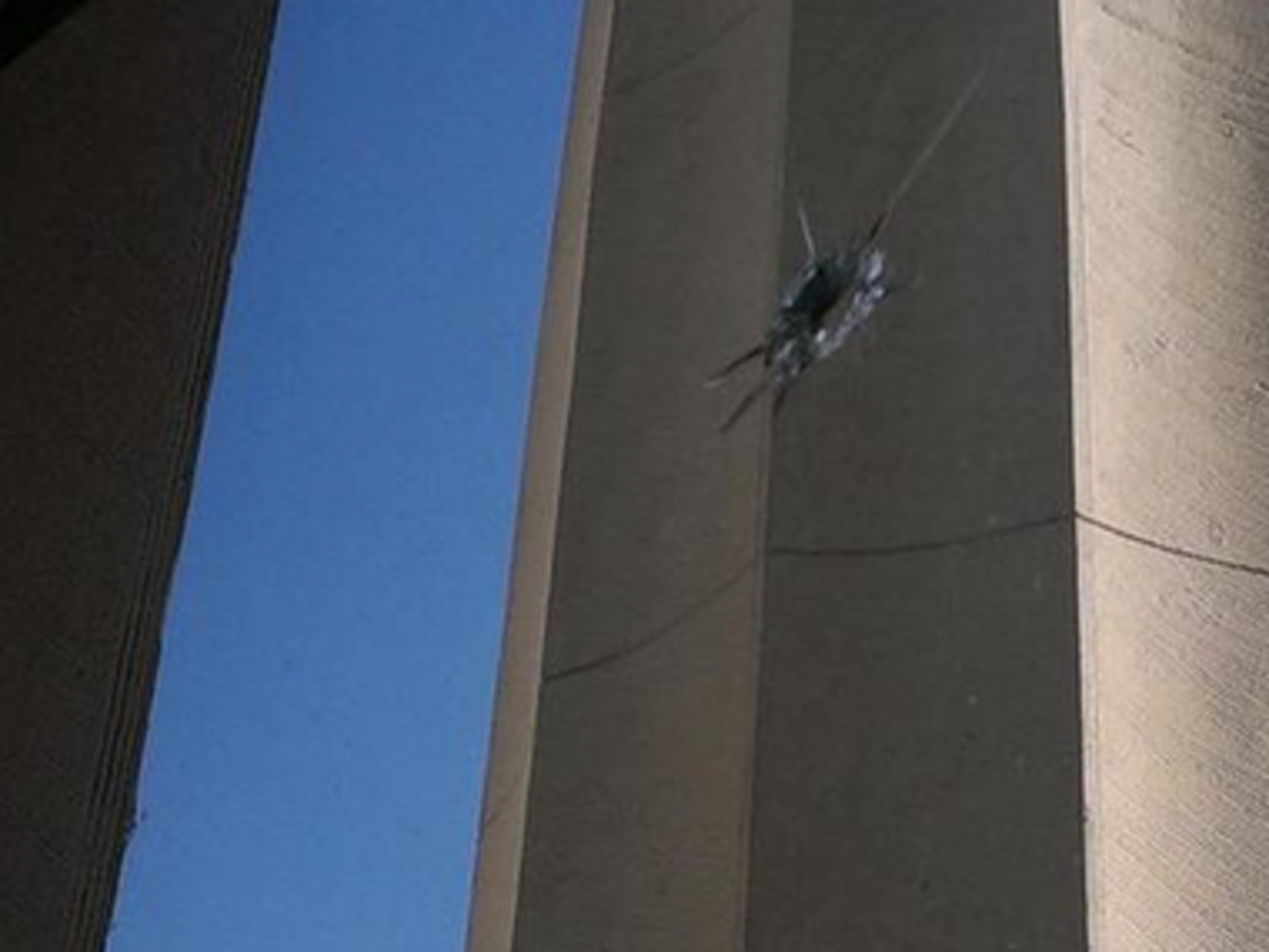 Провокаторы открыли огонь по окнам Верховной Рады