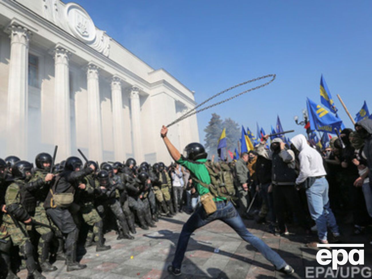 Дайджест 14 октября: Столкновения под Радой, принятие законов, марши в честь УПА и стрельба во время перемирия