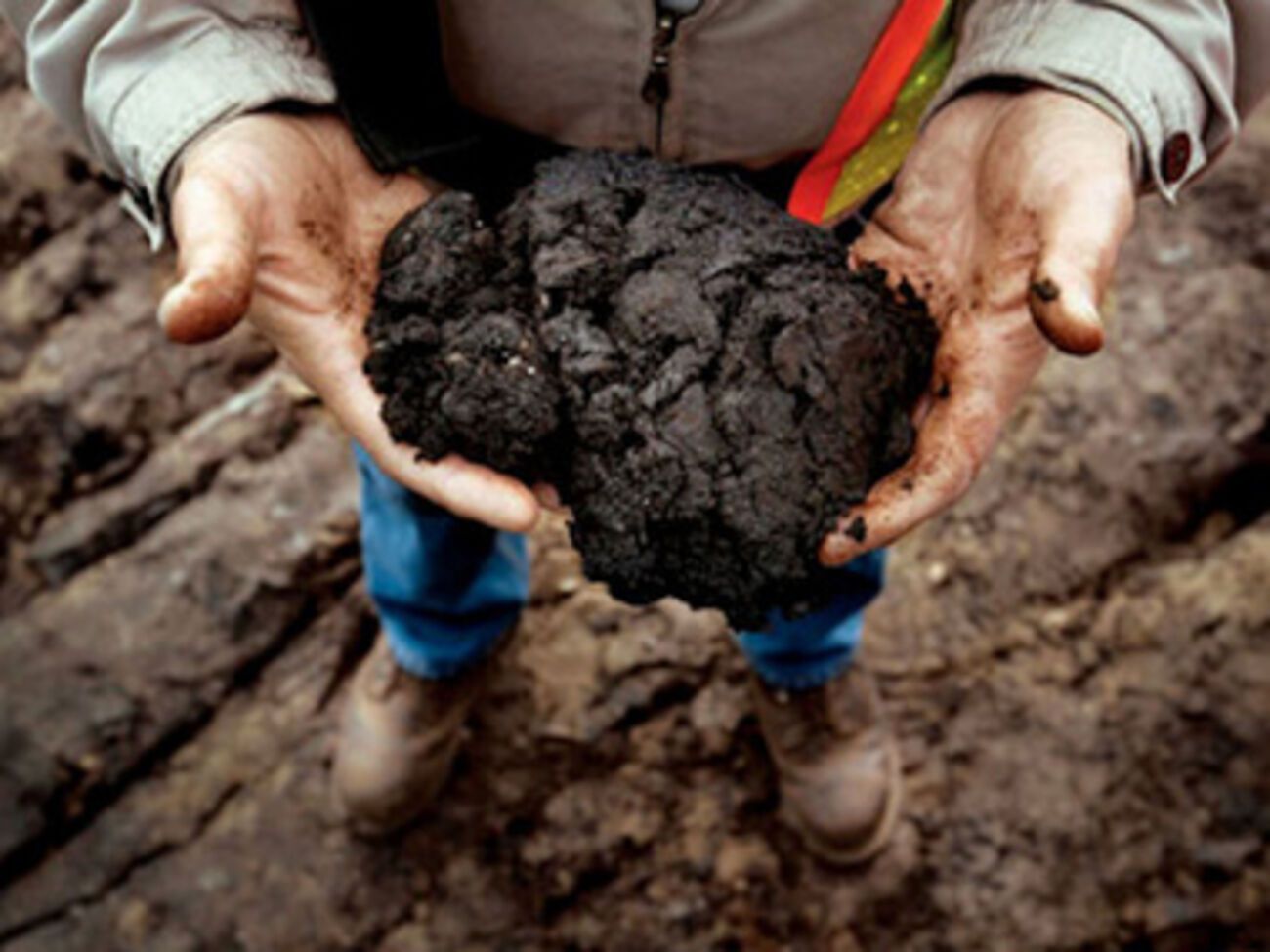 Цена на нефть продолжает опускаться, забирая с собой на дно российский рубль