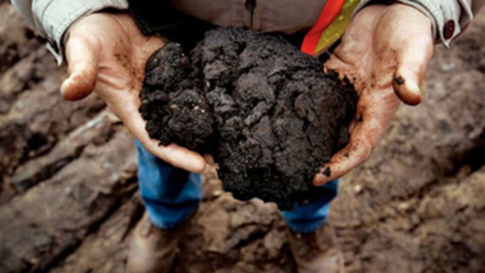 Цена на нефть продолжает опускаться, забирая с собой на дно российский рубль